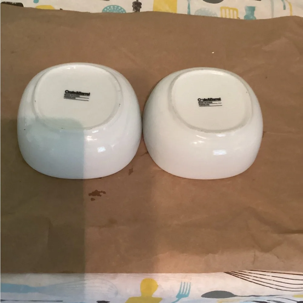Crate &Barrel set of 2 serving bowl,